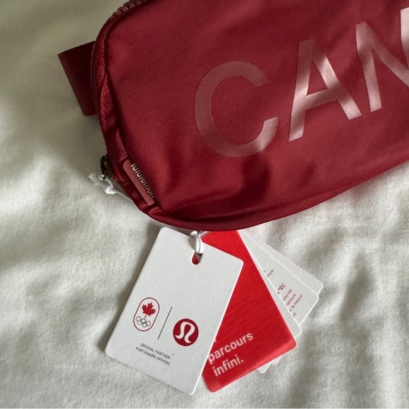 ๐ Lululemon Team Canada Everywhere Belt Bag Dark Sport Red - Picture 3 of 7